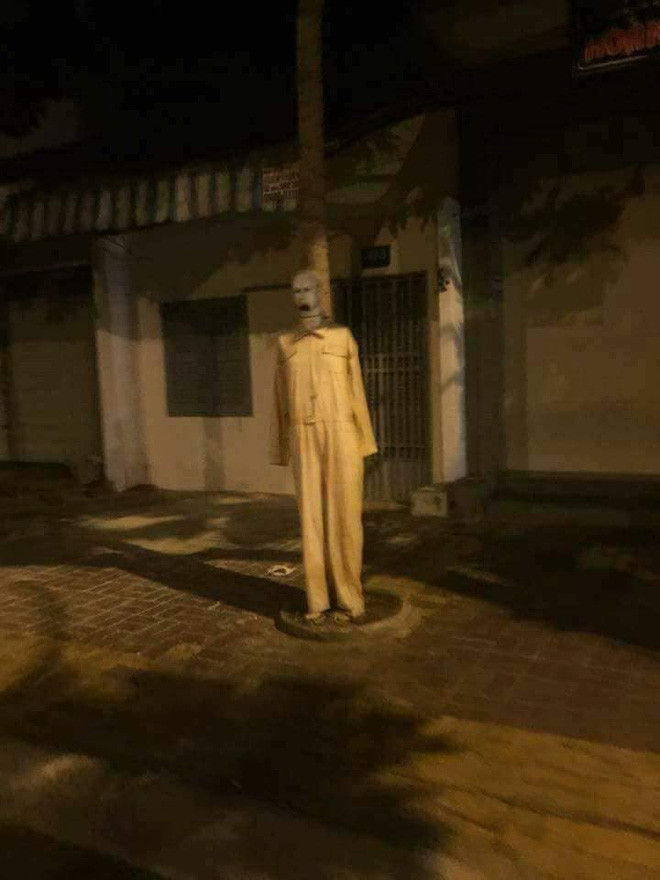 Trên mạng xã hội, một thành viên chia sẻ lần giật mình khi gặp ma-nơ-canh đứng ngoài đường rằng: "Chuyện là thế này, mình và thằng bạn chí cốt làm nhà hàng, trời mưa nên đi về nhà khá lâu. 11 giờ tan làm nhưng 12 giờ mới về đến nhà. Đang loanh quanh đi đường vào hẻm thì thấy thế này đây. Thằng bạn mình mất hồn luôn".