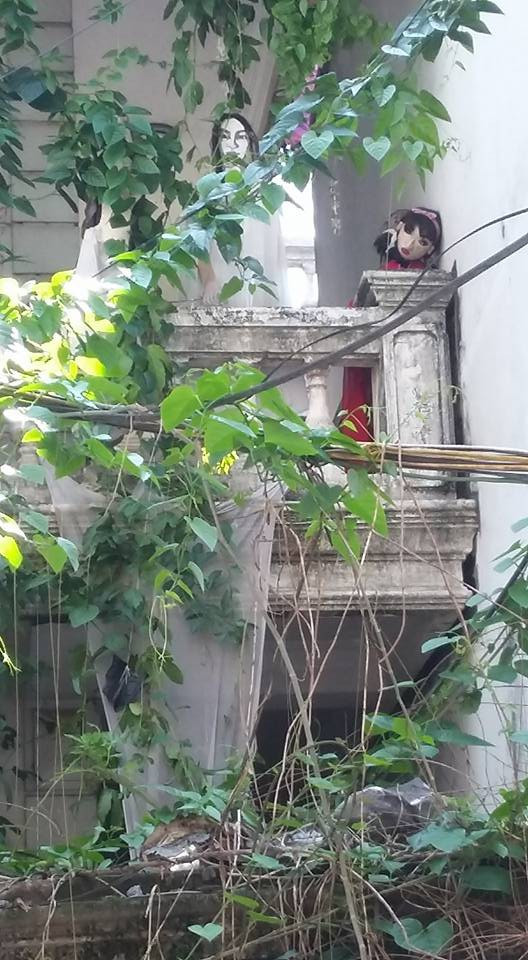 Từ những khe cửa, hành lang, đến cửa ra vào đều có những đầu ma-nơ-canh nhìn xuống trông rất kinh dị.