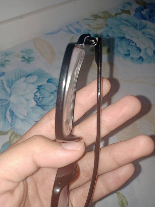 Dân tình thi nhau đọ độ dày của mắt kính cho thấy tình trạng cận thị học đường đã lên đến mức báo động.