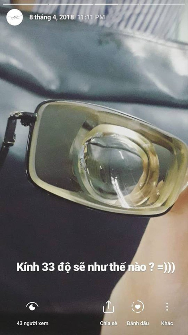 Đỉnh điểm là một chiếc kính 33 độ, tuy nhiên nhiều người phán đoán có lẽ đây là do mắc tật khúc xạ bẩm sinh.