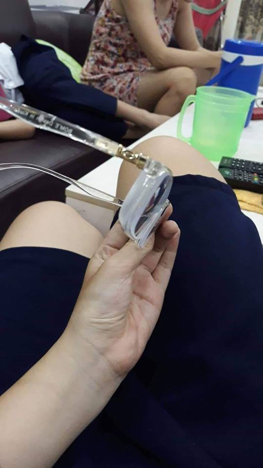 Việc phải đeo kính sớm và dày một phần do đến từ thói quen ngồi học cũng như ánh sáng nơi học tập ở nhà cũng như ở trường của các bạn trẻ.