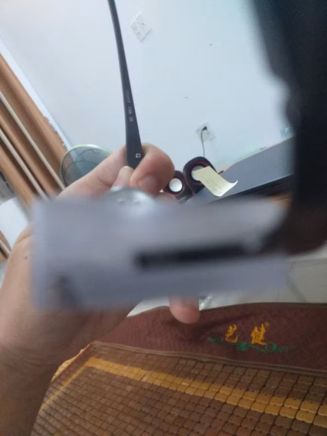 Ảnh tuy out nét nhưng người xem vẫn có thể thấy được độ dày vĩ đại của chiếc mắt kính này.