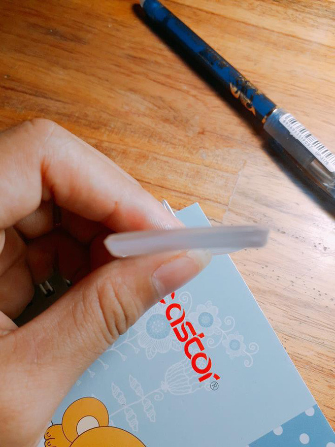 Có không ít những bạn trẻ dù chỉ mới học cấp 1, cấp 2 nhưng đã đeo "chiếc đít chai" dày cộp, lên đến cả chục độ.