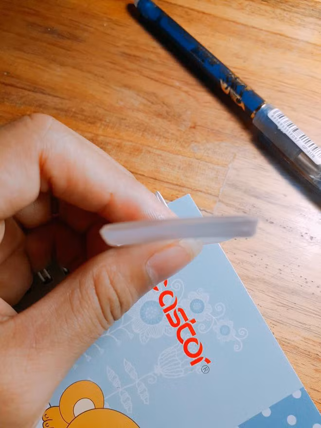 Có không ít những bạn trẻ dù chỉ mới học cấp 1, cấp 2 nhưng đã đeo "chiếc đít chai" dày cộp, lên đến cả chục độ.