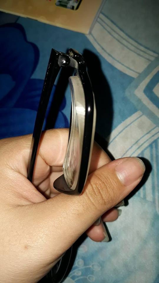 Chiếc gọng kính trông thật mỏng manh khi phải "gánh vác" phần mắt kính dày như quyển vở.