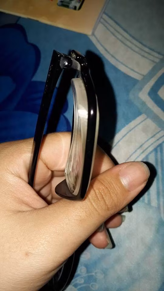 Chiếc gọng kính trông thật mỏng manh khi phải "gánh vác" phần mắt kính dày như quyển vở.