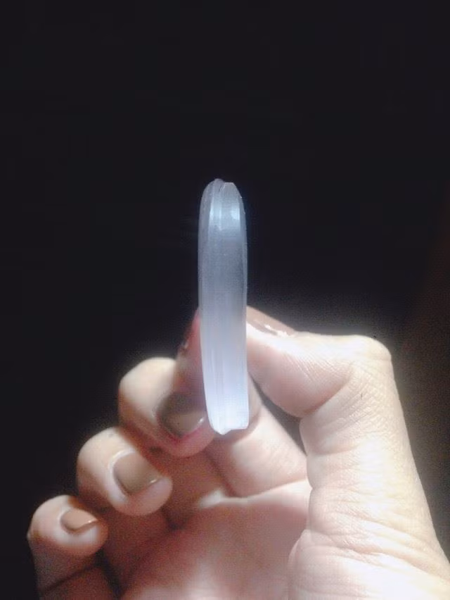 Mới đây, trên MXH xuất hiện một topic nơi các bạn học sinh cùng nhau so kè, đọ độ dày của mắt kính, khiến nhiều người phát hoảng vì thực trạng cận thị học đường đã đáng lo ngại đến mức báo động.