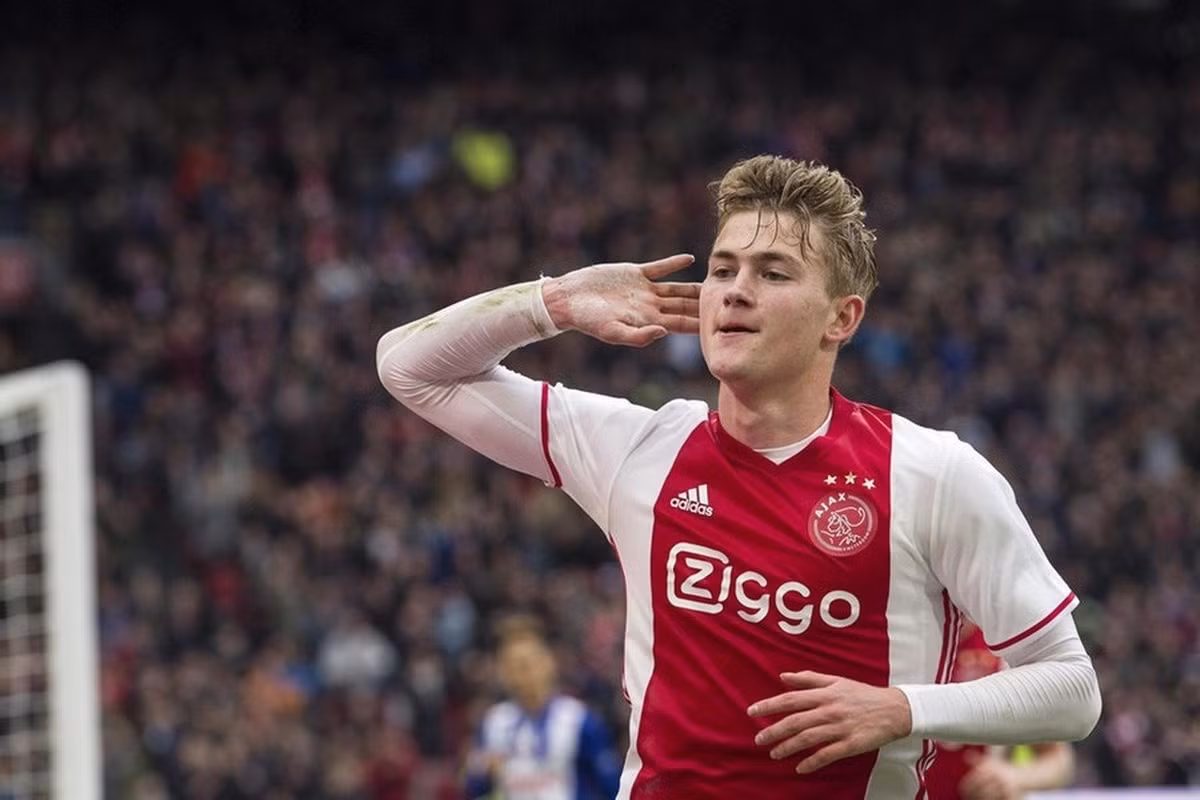 Khả năng Barcelona chiêu mộ thành công Matthijs de Ligt đang tăng lên đáng kể sau khi Ajax ký hợp đồng với Perr Schurrs. Không ít người đã nghĩ đến viễn cảnh Ajax sẽ sớm chia tay De Ligt.
