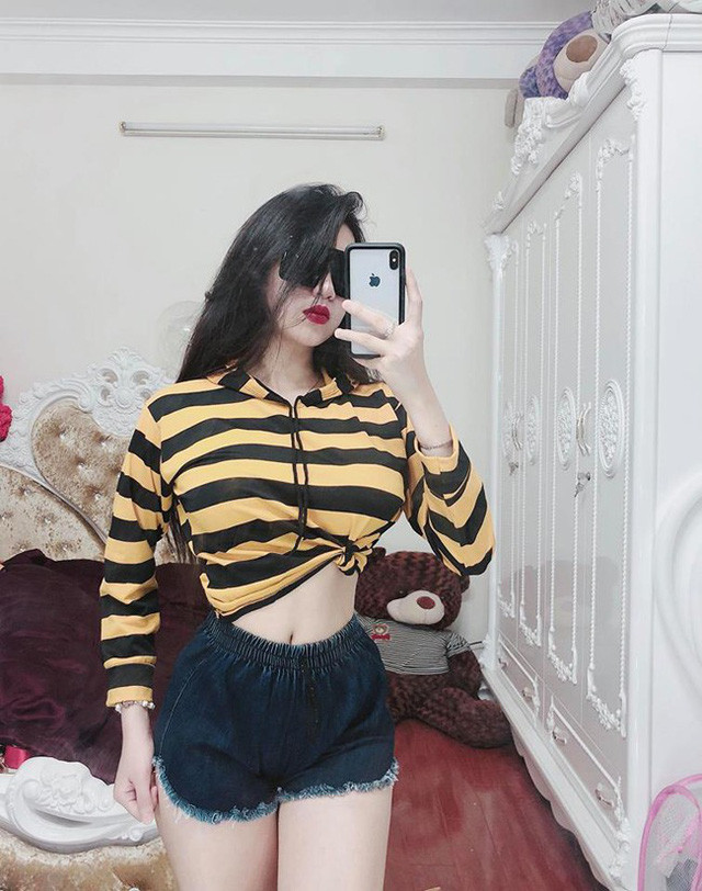 Bước vào ngôi trường ĐH Ngoại ngữ TP HCM, Hồ Ngọc Ý Nhi càng trở nên sành điệu và gợi cảm hơn, cô nàng dần trở thành một gương mặt hot mỗi khi bước chân lên giảng đường.