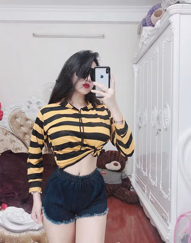 Bước vào ngôi trường ĐH Ngoại ngữ TP HCM, Hồ Ngọc Ý Nhi càng trở nên sành điệu và gợi cảm hơn, cô nàng dần trở thành một gương mặt hot mỗi khi bước chân lên giảng đường.