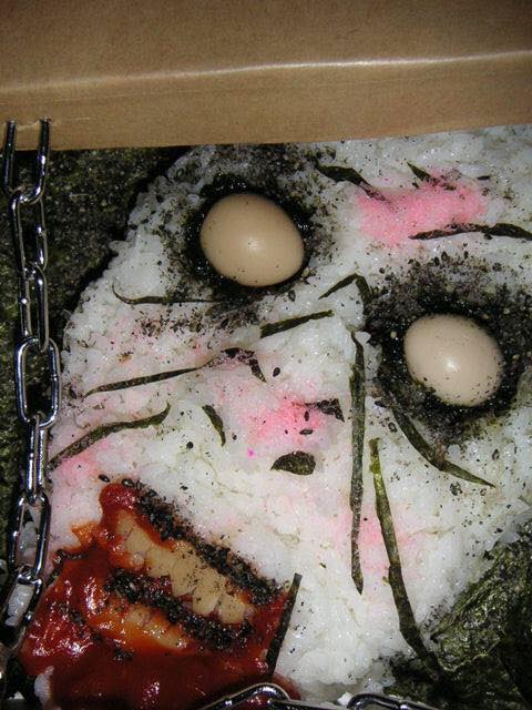 Mặc dù lễ Halloween đã qua từ lâu nhưng gần đây, dân mạng đã sưu tầm được những hộp cơm nhìn thôi là đã hết muốn ăn.