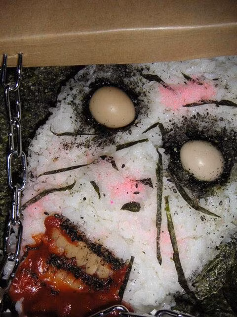 Mặc dù lễ Halloween đã qua từ lâu nhưng gần đây, dân mạng đã sưu tầm được những hộp cơm nhìn thôi là đã hết muốn ăn.