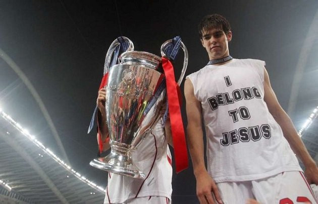 Năm 2007 là mùa giải cực thành công của Kaka khi vừa vô địch UEFA Champions League và có quả bóng vàng. Trước đó 5 năm, tại World Cup tại Nhật Bản - Hàn Quốc, dù chỉ thi đấu 25 phút nhưng Kaka vẫn có dịp nâng cao chức vô địch World Cup.