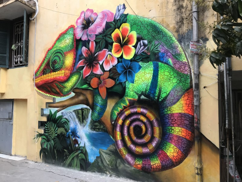 Sau khi những bức bích họa trên mảng tường từng bị lãng quên được thực hiện, người dân sống tại khu tập thể Phụ nữ Trung ương ai cũng hào hứng phấn khởi với dự án này, khu phố đẹp lên càng thêm gắn kết tình làng nghĩa xóm.