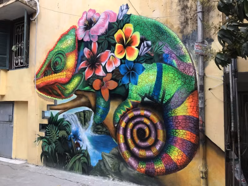 Sau khi những bức bích họa trên mảng tường từng bị lãng quên được thực hiện, người dân sống tại khu tập thể Phụ nữ Trung ương ai cũng hào hứng phấn khởi với dự án này, khu phố đẹp lên càng thêm gắn kết tình làng nghĩa xóm.