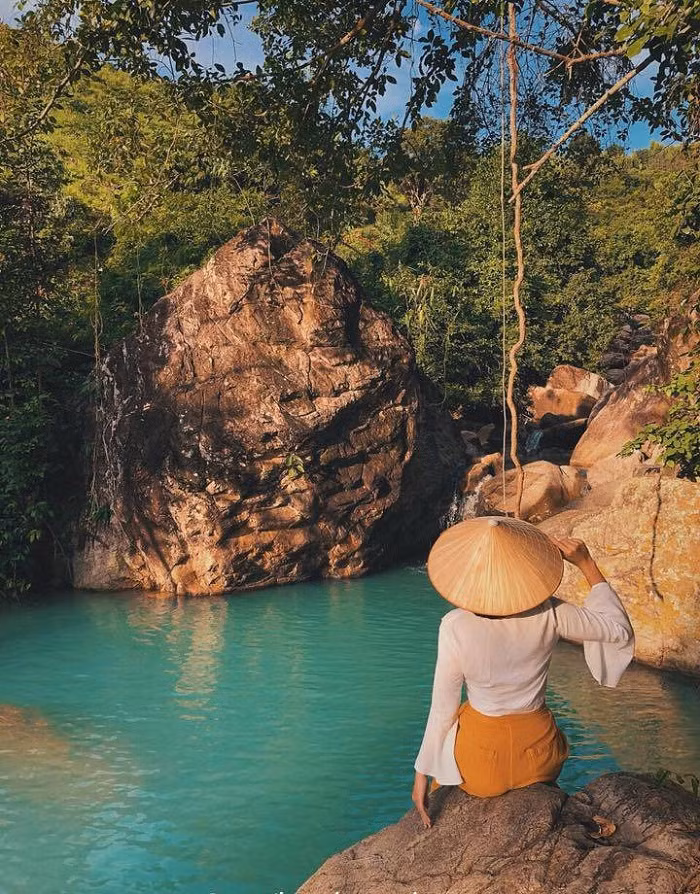 Ẩn mình giữa ngọn núi Hàm Rồng, "Tuyệt tình cốc Quy Nhơn" hay còn được gọi là Suối Đá Long Mỹ thuộc thôn Long Thành, xã Phước Mỹ, TP. Quy Nhơn.