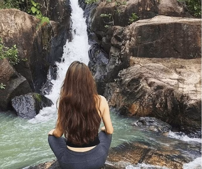 Tiếng róc rách bất tận của nước. Những thanh âm vi vút của rừng và cảm giác được chinh phục, khám phá những bí mật còn nằm sau những tảng đá khổng lồ kia đã đưa bạn đến với lưng chừng núi từ lúc nào.Tiếng róc rách bất tận của nước.