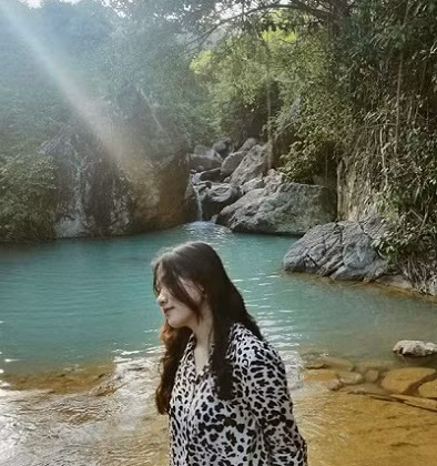 Chứng kiến những hình ảnh cực deep ở "Tuyệt tình cốc thu nhỏ" ở Quy Nhơn, nhiều bạn trẻ nơi đây cho rằng, đâu cần đi Đà Lạt, Ninh Bình, mình cũng có Tuyệt tình cốc Version Hồ Trái Tim đẹp dịu ngọt.