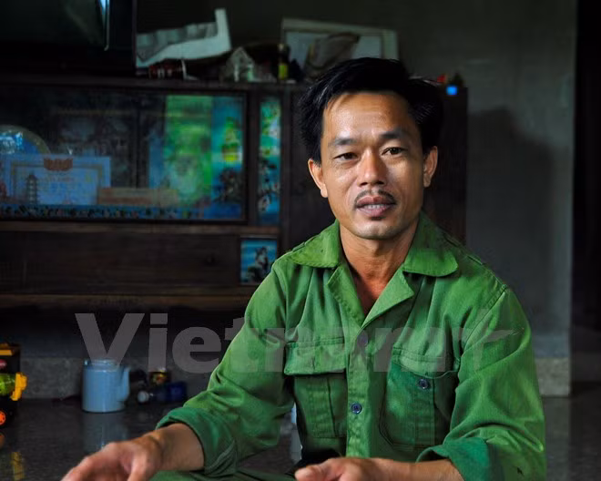 Ông Bùi Văn Bảy, chủ ao cá rộng hơn trăm mét vuông ở xóm Quà, xã Yên Lập, huyện Cao Phong, Hòa Bình (Ảnh: Võ Phương/Vietnam+).