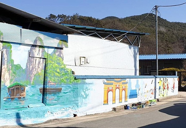 Không chỉ là hình ảnh các cầu thủ Việt và HLV Park, những hình ảnh đặc trưng, danh lam thắng cảnh của Việt Nam như áo dài, Khuê Văn Các hay vịnh Hạ Long cũng được khắc họa sinh động trên những bức tranh vẽ tường.