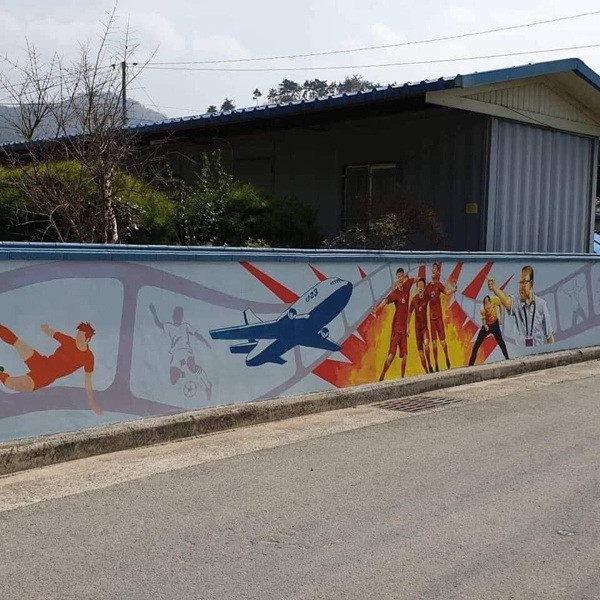 Cũng chính vậy, những bức tranh bích họa về dàn cầu thủ Việt Nam cũng như HLV Park với những khoảnh khắc ấn tượng trong bóng đá đã được thực hiện tại quê nhà như một lời cảm ơn, sự yêu mến của mọi người tới nhà cầm quân tài ba, mẫu mực này.