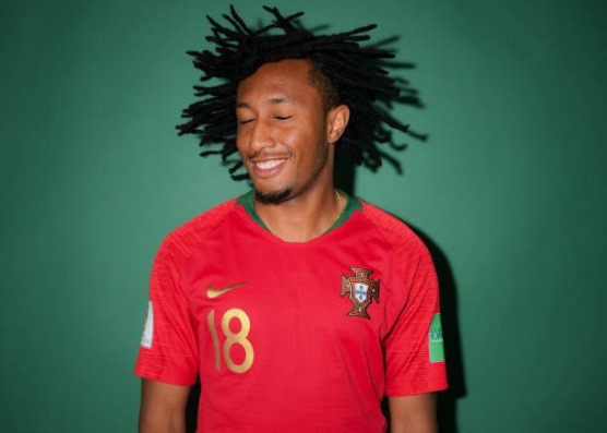 Gelson Martins với mái tóc bồng bềnh tạo dáng như quảng cáo cho hãng dầu gội đầu. Năm nay mới 23 tuổi, Gelson Martins sẽ chuẩn bị tham dự kỳ World Cup đầu tiên trong sự nghiệp.