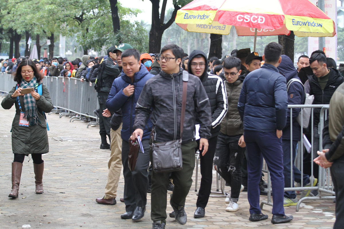 Theo ghi nhận của PV Kiến Thức có mặt tại trụ sở LĐBĐ Việt Nam, ngay từ sáng sớm đã có rất nhiều NHM tới đây để nhận tấm vé online trận chung kết lượt về AFF Cup 2018 của đội tuyển Việt Nam.