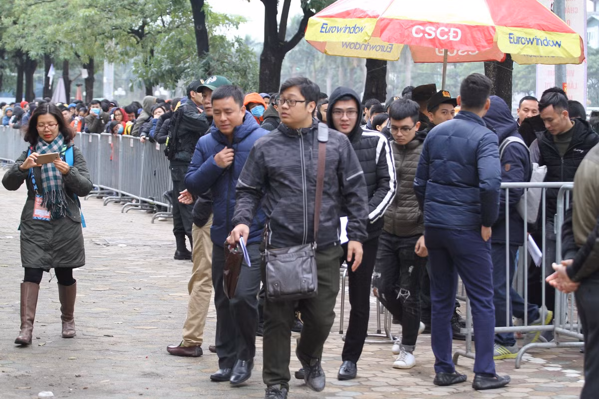 Theo ghi nhận của PV Kiến Thức có mặt tại trụ sở LĐBĐ Việt Nam, ngay từ sáng sớm đã có rất nhiều NHM tới đây để nhận tấm vé online trận chung kết lượt về AFF Cup 2018 của đội tuyển Việt Nam.