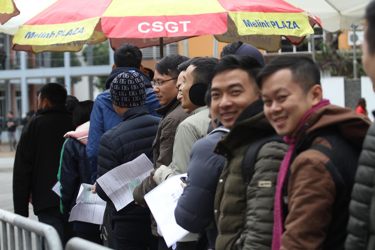 NHM được lực lượng chức năng sắp xếp theo hàng lối bên trong phía hàng rào sắt để tránh xảy ra tình trạng chen lấn xô đẩy.