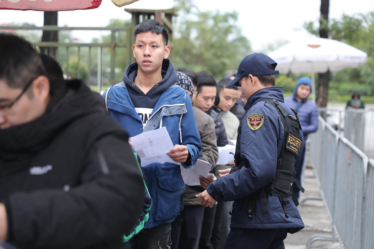 Trước khi vào tới phòng xét duyệt mua vé, lực lượng chức năng đã yêu cầu những NHM các cầu thủ đội tuyển Việt Nam xuất trình giấy tờ ra tay và cứ 10 người 1 tóp đước sắp vào nhận vé.