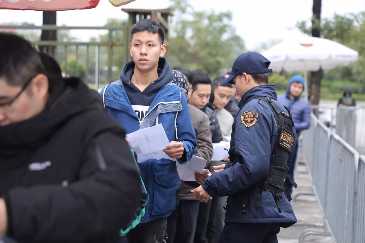 Trước khi vào tới phòng xét duyệt mua vé, lực lượng chức năng đã yêu cầu những NHM các cầu thủ đội tuyển Việt Nam xuất trình giấy tờ ra tay và cứ 10 người 1 tóp đước sắp vào nhận vé.