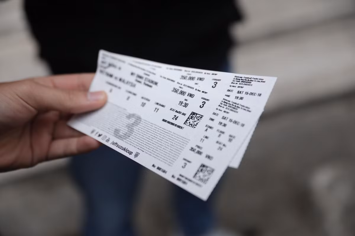 Phía bên ngoài cổng LĐBĐ Việt Nam có rất nhiều cò vé mời chào những người mua được tấm vé online với cái giá vô cùng cao. Ví dụ như những vé hạng A, B thì được được chào mời mua lại từ mức 4.500.000 đồng - 5.500.000 đồng cho 1 cặp. Còn vé C, D thì dao động từ 2.500.000 đồng đến 3.000.000 đồng. Trong khi đó, mệnh giá thực của những tấm vé này chỉ từ 200.000 đồng đến cao nhất là 600.000 đồng.