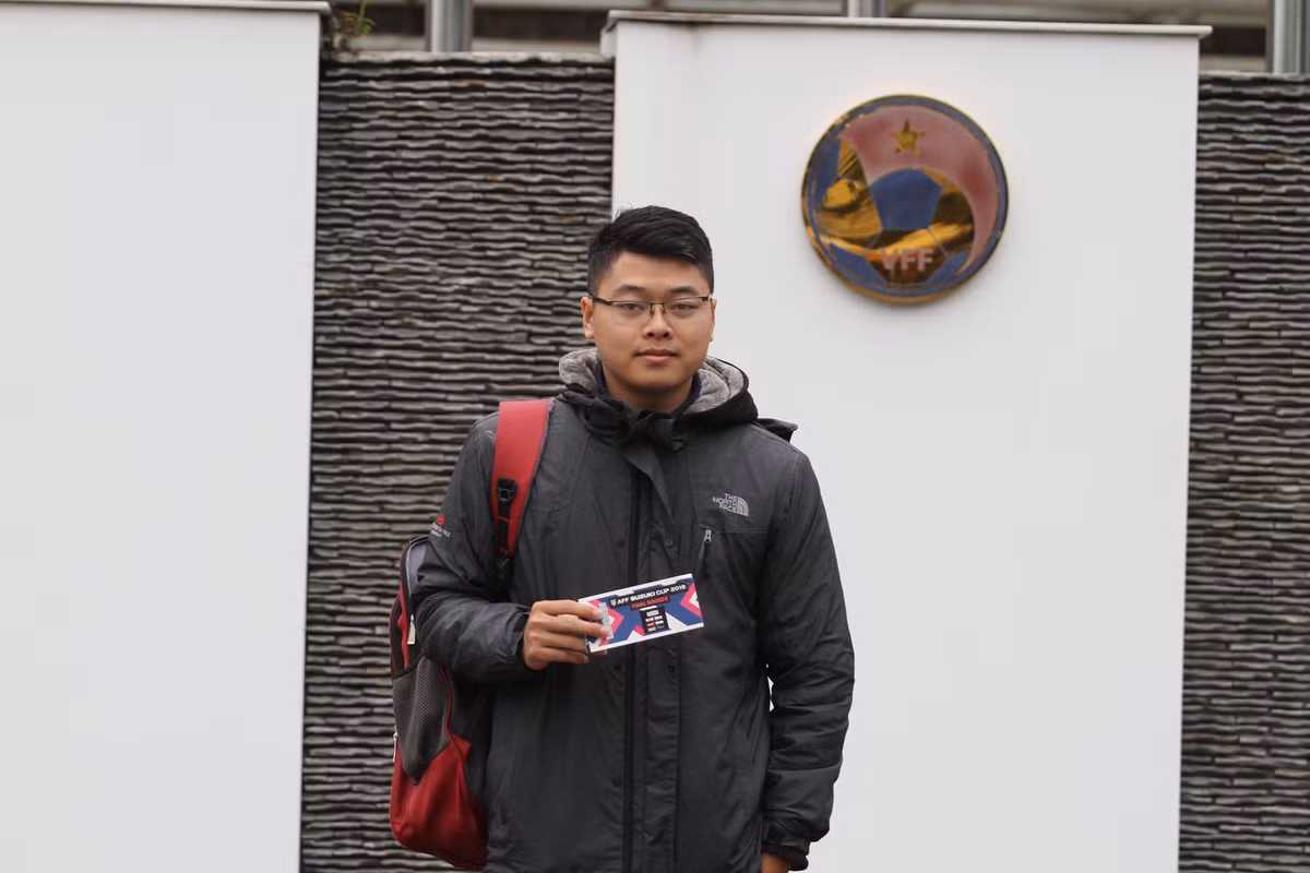 Bên cạnh đó, nhiều NHM trên MXH cùng nhau truyền đi thông điệp: "Không bán lại vé cho phe vé để xã hội bớt những con sâu và để CĐV chân chính được vào sân với giá vé nhà nước".