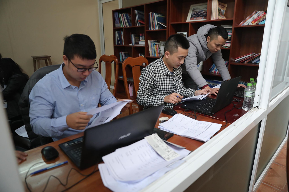 Phía bên trong trụ sở của LĐBĐ Việt Nam các nhân viên làm công tác trả vé rất nhanh chóng để giải quyết thủ tục và kiểm tra giấy tờ và để nhanh chóng phát vé cho NHM.