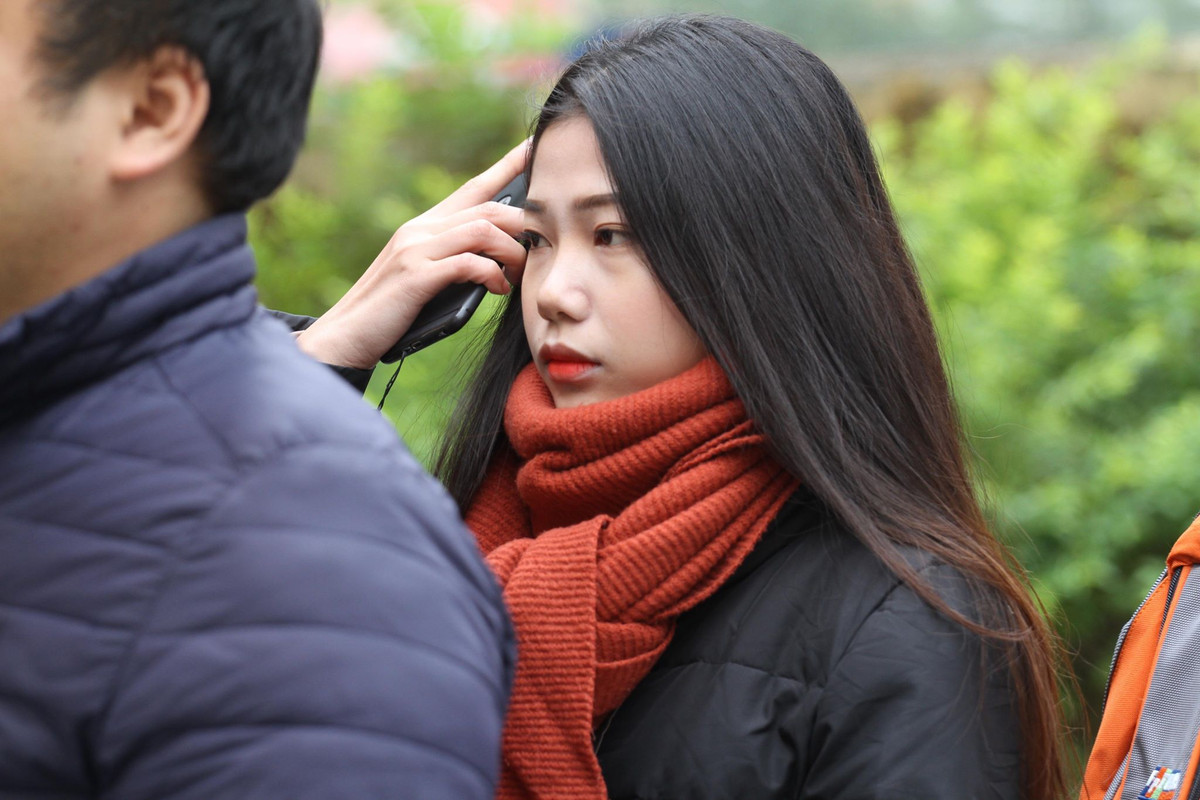 Chia sẻ với PV Kiến Thức, NHM tên Tài đã chia sẻ về quy trình mua được vé online của mình: "Em vào trang web từ 10h01' và thực hiện theo các bước hướng dẫn và em đã mua được vé B với mệnh giá 350.000 đồng. Em cảm thấy thực sự may mắn khi mua được tấm vé này và cũng may mắn khi trở thành người đầu tiên có tấm vé trên tay".