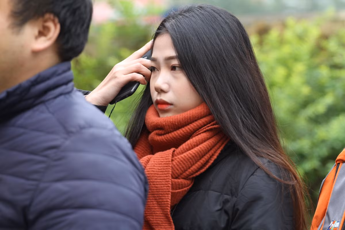 Chia sẻ với PV Kiến Thức, NHM tên Tài đã chia sẻ về quy trình mua được vé online của mình: "Em vào trang web từ 10h01' và thực hiện theo các bước hướng dẫn và em đã mua được vé B với mệnh giá 350.000 đồng. Em cảm thấy thực sự may mắn khi mua được tấm vé này và cũng may mắn khi trở thành người đầu tiên có tấm vé trên tay".