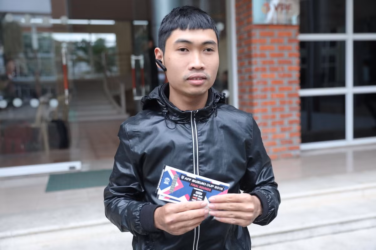 Xếp hàng từ 5h sáng, NHM có tên Trần Văn Tài (đến từ Tây Hồ - Hà Nội) chính là NHM đầu tiên sở hữu tấm vé online trận chung kết của đội tuyển Việt Nam.