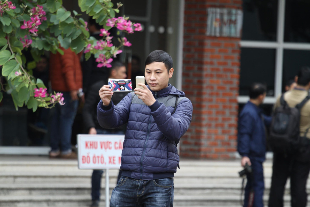 Một NHM may mắn mua được tấm vé online và chụp ảnh check-in ngay sau khi sở hữu sự may mắn của mình.