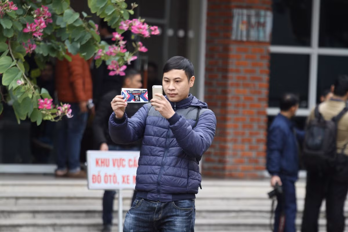 Một NHM may mắn mua được tấm vé online và chụp ảnh check-in ngay sau khi sở hữu sự may mắn của mình.