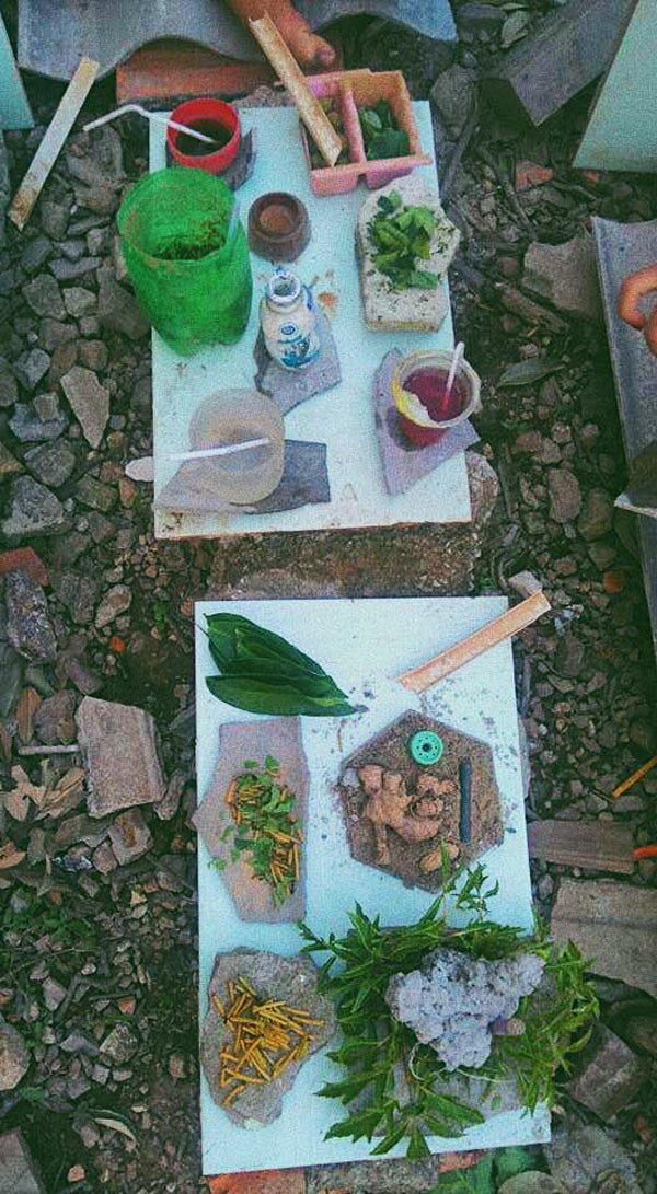 Những trò chơi tuổi thơ là một phần kí ức không bao giờ có thể quên với nhiều người cho dù thời gian trôi qua theo cách như thế nào. Những ngày xưa khi mạng xã hội chưa được "thai nghén", chẳng có game nọ game kia, những đứa trẻ chỉ có thể tìm ra ti tỉ những trò chơi khác bằng trí tưởng tượng tuyệt vời trong đó có trò chơi đồ hàng cực vui vẻ.