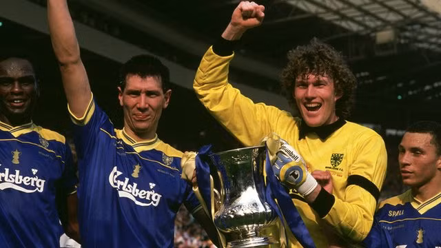 Mặc dù được biết đến là những người đồng đội tại Wimbledon nhưng John Fashanu và Lawrie Sanchez đã từng có thời gian rất dài ghét nhau. Nhưng lý do họ ghét nhau vẫn được họ giữ bí mật trước báo giới.