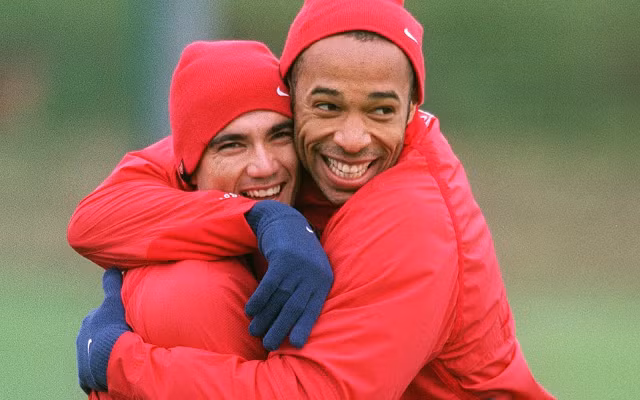 Trước đây khi cùng thi đấu tại Arsenal, Thierry Henry và Antonio Reyes cũng có những căng thẳng riêng giữa hai người. Mặc dù đã cố gắng che dấu sự tranh chấp giữa họ trước báo giới, nhưng đằng sau những nụ cười đó là sự cạnh tranh và ganh ghét không hề nhỏ mà hai ngôi sao của Arsenal lúc đó gửi tới nhau.