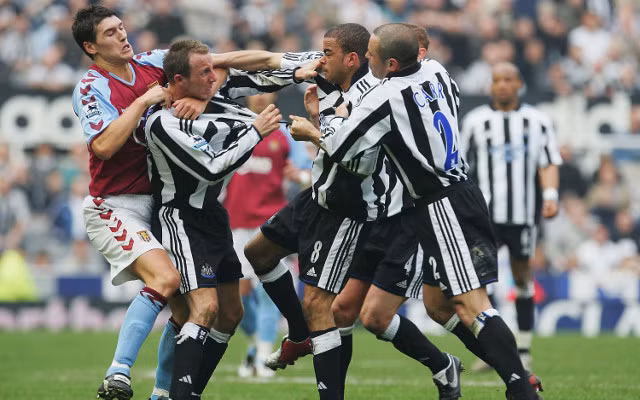Mối quan hệ giữa Lee Bowyer và Kieron Dyer đã không tốt ngay trên sân tập của Newcastle. Mối thâm thù giữa họ bùng nổ rõ ràng nhất đó là trong trận thua của Newcastle trước Aston Villa mùa giải 2001-2002 trên sân nhà St James Park. Khi đó, hai cầu thủ này đã có lời qua tiếng lại và sau đó đã lao vào nhau ẩu đả ngay trên sân.