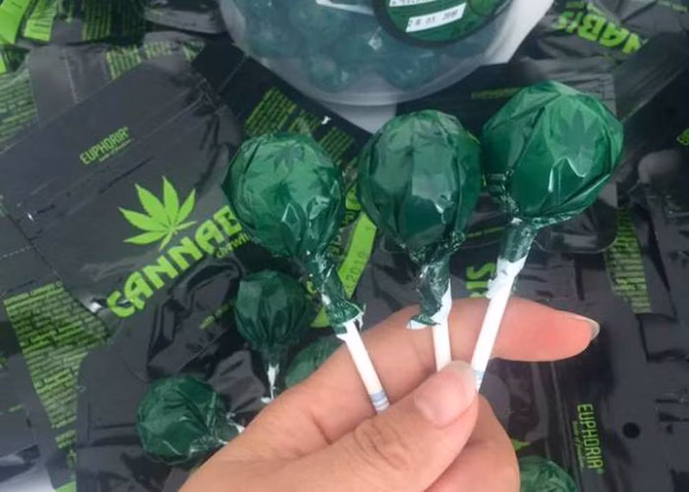 Hình hài không khác gì cây kẹo mút bình thường nhưng bên trong lớp vỏ kia là loại chất kích thích bị cấm.