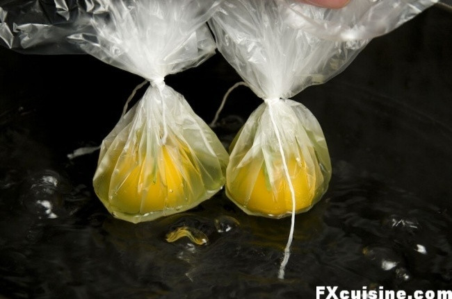 Để có món trứng chần hoàn hảo, hãy cho một ít bơ vào bên trong túi nhựa nhỏ, đập trứng vào đó. Cột chặt túi càng gần trứng càng tốt để giữ hình dạng của nó. Cho trứng vào nước sôi trong 3 phút nữa là xong.