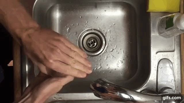 Lắc trứng cùng với một ít nước trong li là cách bóc vỏ trứng cực nhanh mà không lo trứng bị bể.