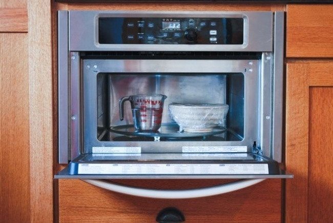 Nếu bột làm bánh của bạn nở quá chậm, đặt một chén đầy nước vào lò vi sóng và bật nó lên công suất cao cho đến khi nước sôi. Sau đó, cho bột vào lò vi sóng với nước nóng vẫn còn ở đó và đóng lò lại. Không khí nóng ấm sẽ làm cho bột của bạn nở nhanh hơn.