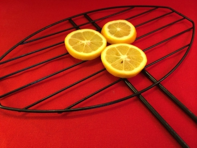 Nướng cá trên những lát chanh chứ không phải trực tiếp trên vỉ sẽ khiến món cá của bạn vừa ngon vừa hết mùi tanh.