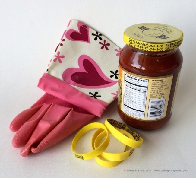 Nếu không mở được nắp lọ, hãy thử lại bằng găng tay cao su hoặc cột chiếc vòng cao su quanh nắp.