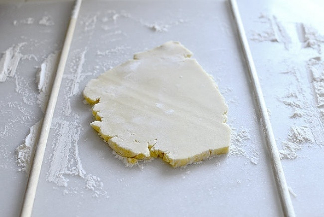 Để đảm bảo khối bột được trải đều, hãy dùng 2 chiếc đũa để làm thước đo độ dày.